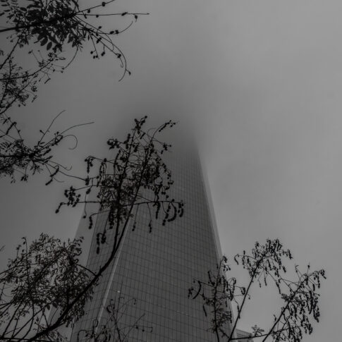 One World Trade Center in de mist; april 2024, New York (NY / USA). © Kees Hennen; www.hennen.nu | kees@hennen.nu